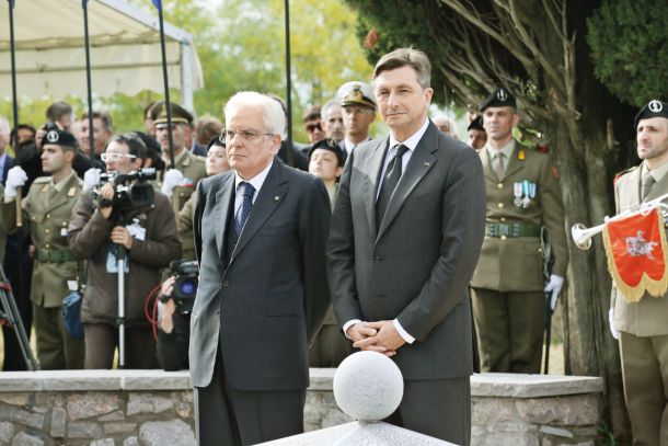 Predsednik Italije Sergio Mattarella in predsednik Slovenije Borut Pahor nameravata v »luči prijateljstva« v ponedeljek skupaj položiti venca k spomeniku bazoviškim junakom in k spominskemu znamenju pri bazoviški fojbi, nato pa bosta sodelovala na osrednji slovesnosti ob vrnitvi Narodnega doma Slovencem (na fotografiji iz leta 2016 sta oba predsednika, fotografirana v Doberdobu med slovesnostjo ob odkritju spomenika slovenskim vojakom, padlim na soškem bojišču v letih 1915–1917)