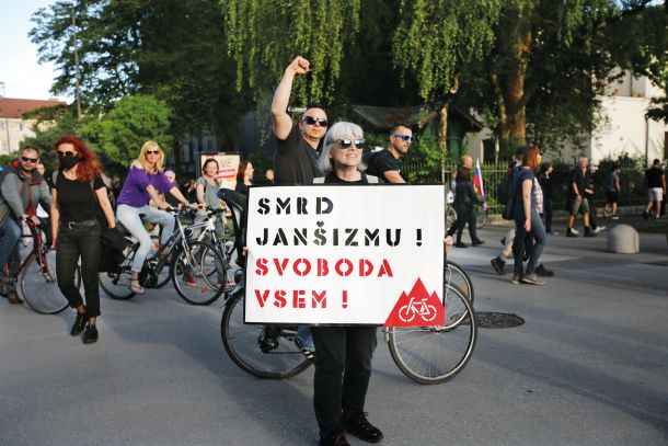 Rahlo spremenjeno sporno protestniško geslo v izogib kazenski obsodbi in zaporni kazni.