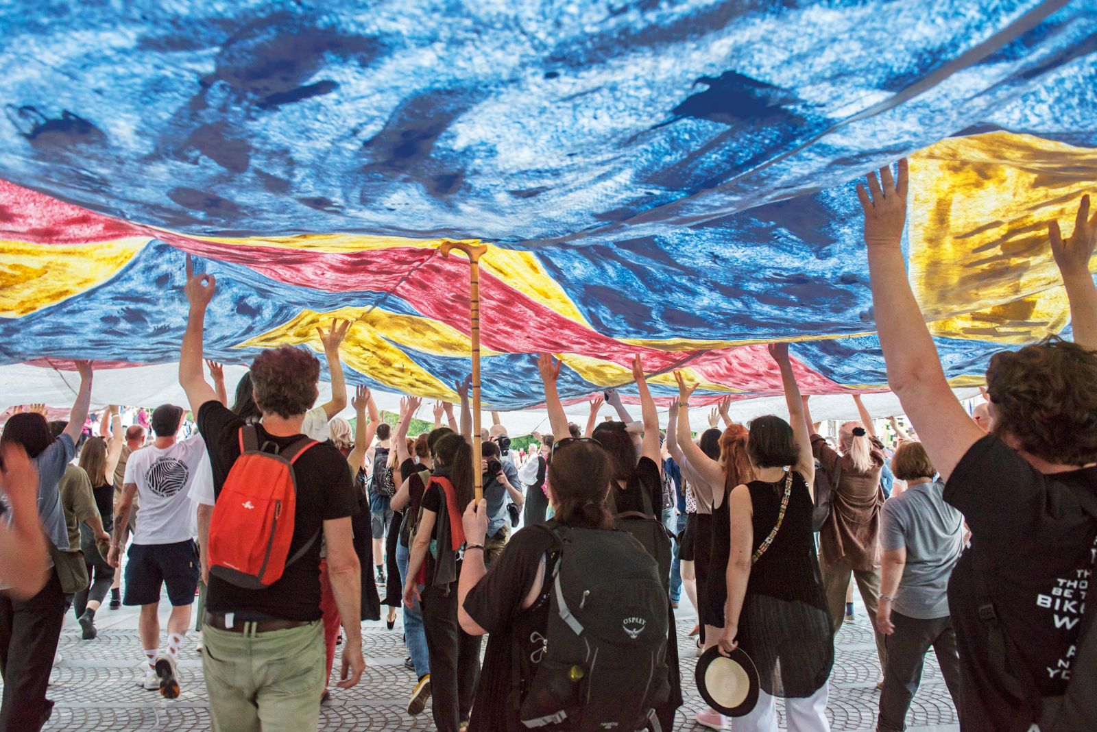 Protivladni protestniki pod protifašistično zastavo | Sebastijan Iskra