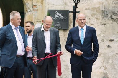 Tudi kravata je lahko hrvaški izum in tudi rdeča, pa je še vedno vladi naklonjena.