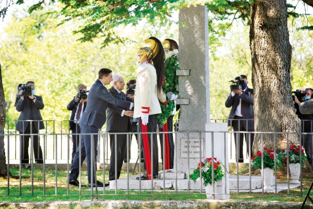 Borut Pahor in italijanski predsednik Sergio Mattarella polagata venec k spomeniku bazoviškim junakom, 13. julij 2020