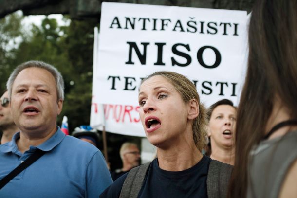 Med petjem pesmi Vstala Primorska, protivladni protesti, Trg republike, LJ