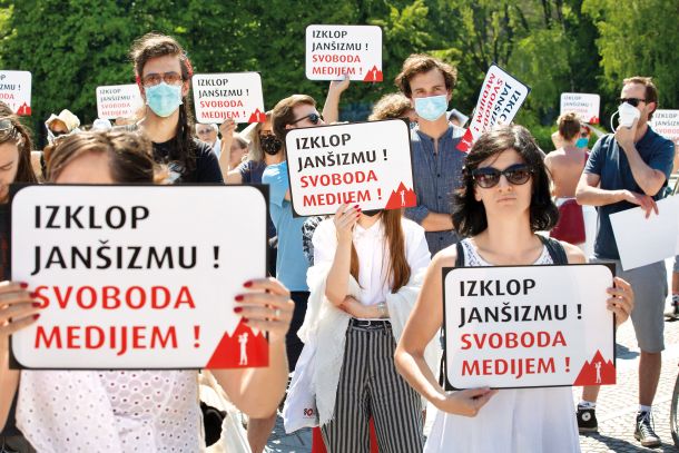 Shod novinarjev in medijskih delavcev za neodvisnost medijev in proti predlaganim spremembam medijske zakonodaje, Trg republike, Ljubljana, 15. julij 2020