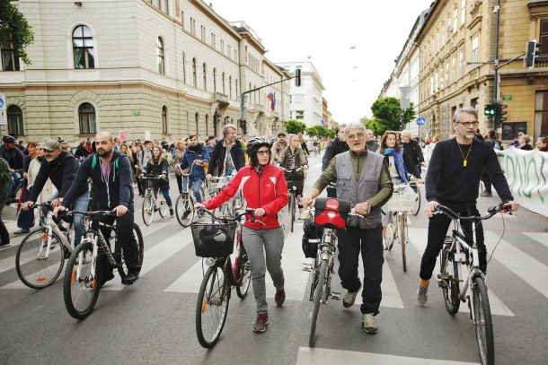 Igralec in režiser Primož Ekart (desno) na enem izmed kolesarskih protestov