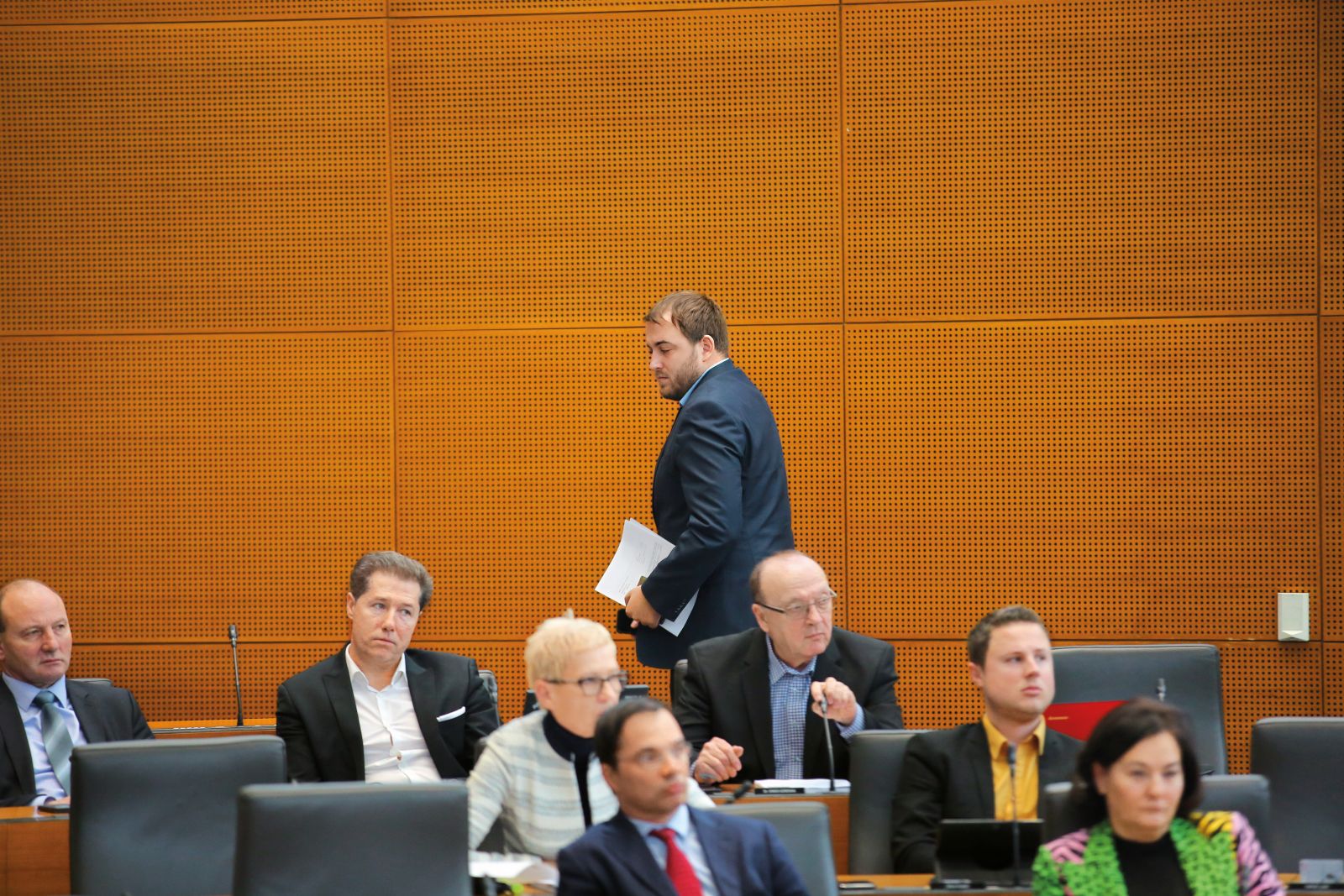 Nekdanji poslanec SDS Andrej Čuš (v ozadju za poslanci SDS)