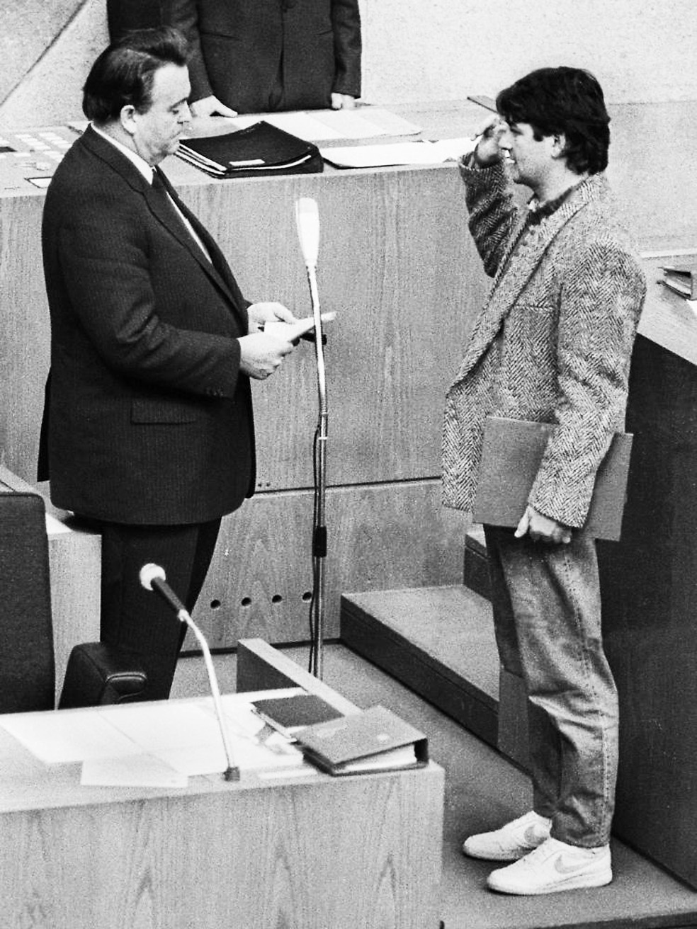 Joschka Fischer je v kavbojkah in belih športnih copatih leta 1985 v hessenskem deželnem parlamentu prisegel kot prvi zeleni minister.