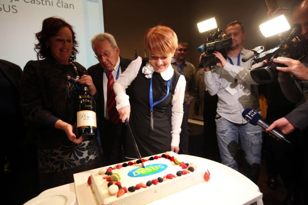 Aleksandra Pivec, novoizvoljena predsednica stranke DeSUS med rezanjem torte