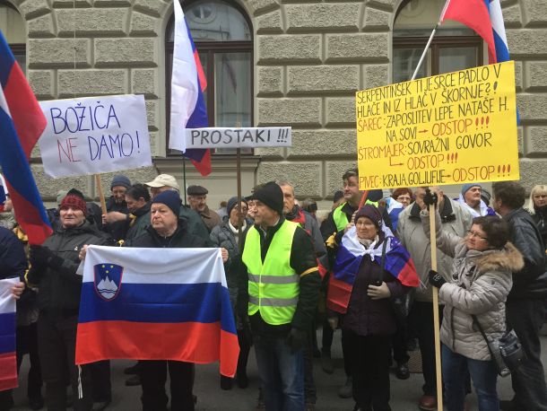 Protestniki pred vlado RS