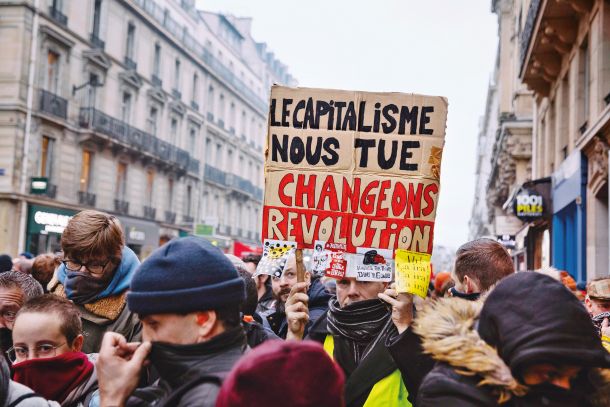 Kapitalizem ubija: Demonstracije proti pokojninski reformi v Parizu, 6. januar 2020 