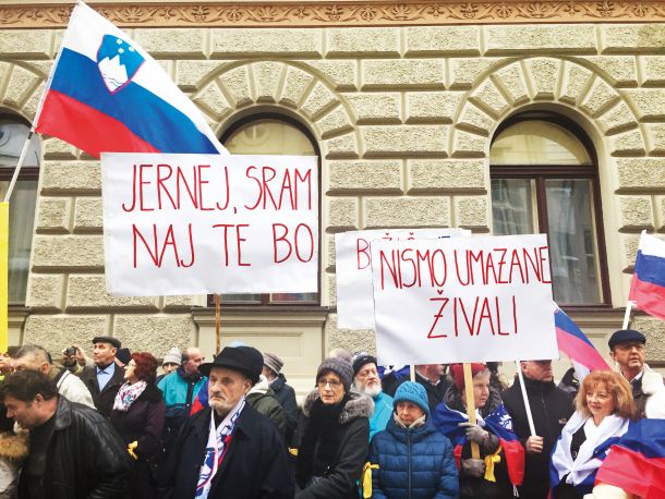 Ogorčeni in razžaljeni pred vladno palačo