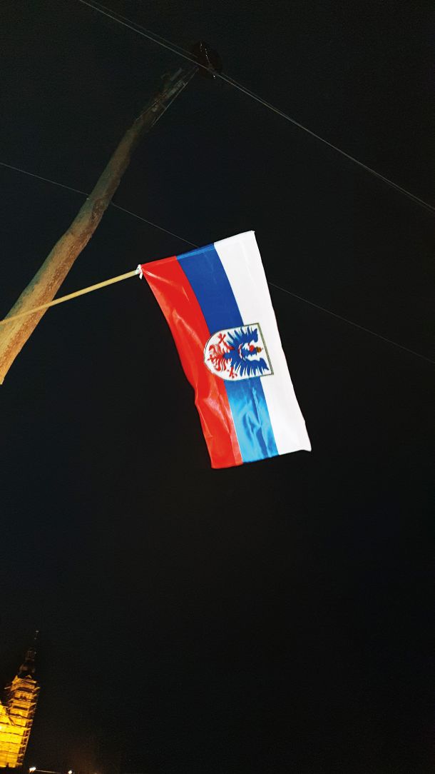 Domobranska zastava pri Črnem vrhu, pozdrav udeležencem letošnjega pohoda v Dražgoše. 