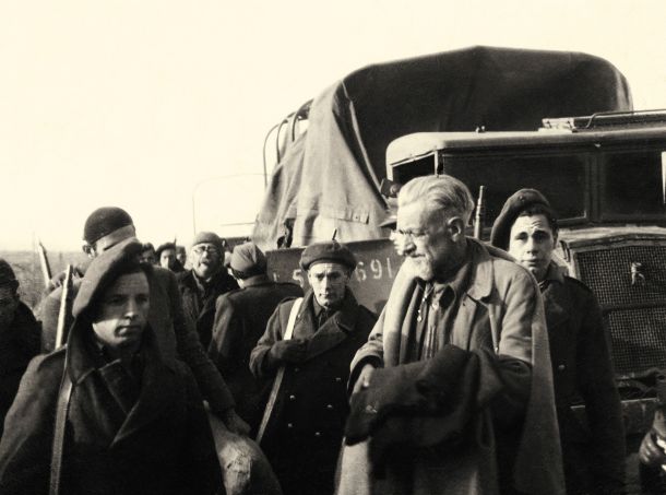 Britanski vojaki izročajo generala Rupnika jugoslovanskim oblastem v začetku leta 1946