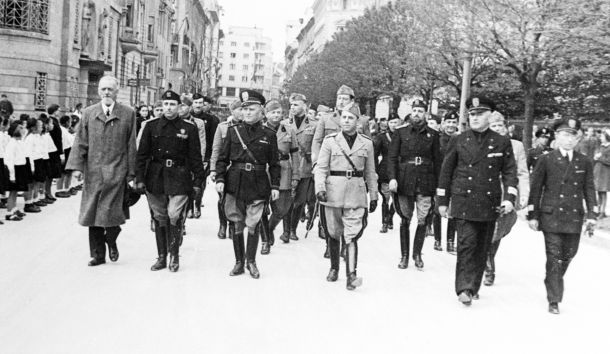 Sprehod italijanskih fašistov in tedanjega župana Ljubljane Leona Rupnika po ljubljanskih ulicah v času italijanske okupacije. 