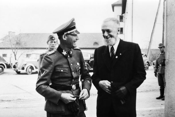 General Leon Rupnik v sproščenem pogovoru z nacističnim generalom Erwinom Rösenerjem po prisegi za Bežigradom 20. aprila 1944.