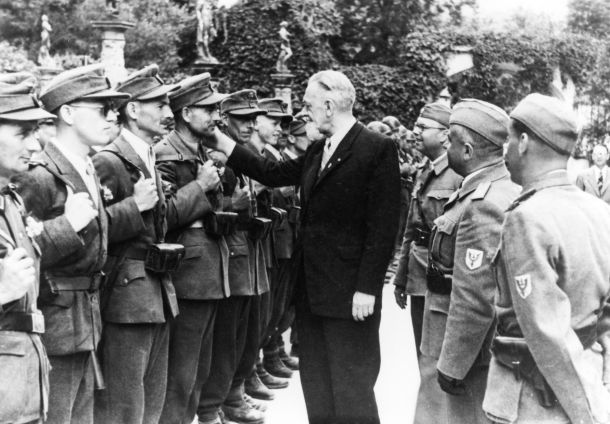 General Leon Rupnik pozdravlja gorenjske domobrance, Polhov Gradec, 4. junij 1944.