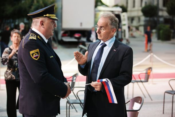 Zdaj že nekdanji direktor policije Anton Travner in notranji minister Aleš Hojs, ki je prav tako nepreklicno odstopil, a se je kljub temu odločil svoj mandat še malo podaljšati ...