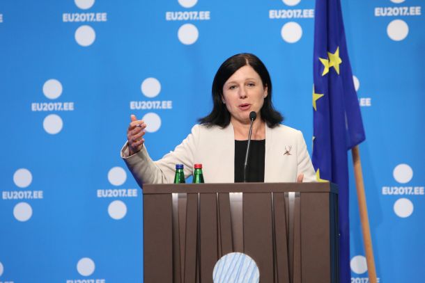Vera Jourova, podpredsednica Evropske komisije je kritična do avtoritarnih prijemov glede medijev, ki jih izvaja Janševa vlada