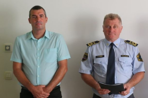 Novi v. d. direktorja NPU Uroš Lepoša (levo) in v. d. generalnega direktorja policije Andrej Jurič (desno)