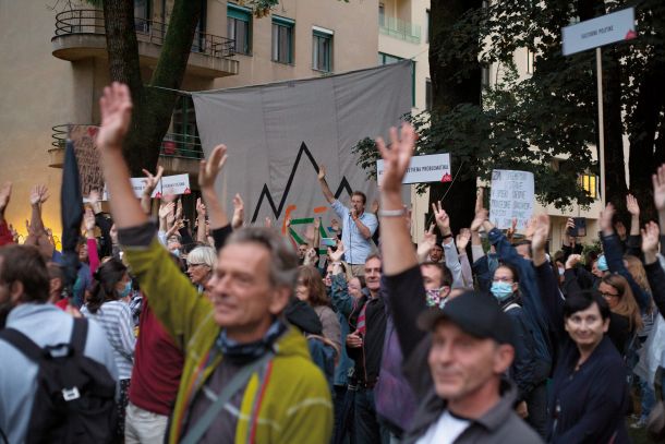 Leta 1988 je bilo protestiranje proti aretaciji Janeza Janše dopuščeno, leta 2020 je protestiranje proti vladi Janeza Janše kaznovano