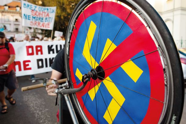 Kolesarsko sporočilo na petkovem protivladnem protestu