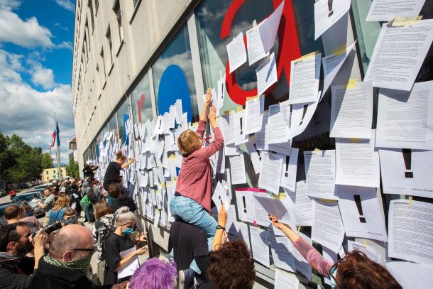 Polepljeno stekleno pročelje stavbe, v kateri se nahaja ministrstvo za kulturo. Ena od preteklih akcij kulturnic in kulturnikov, s katero so upozorili na mačehovski odnos ministrstva do kulture v času ukrepov za zajezitev epidemije novega koronavirusa.