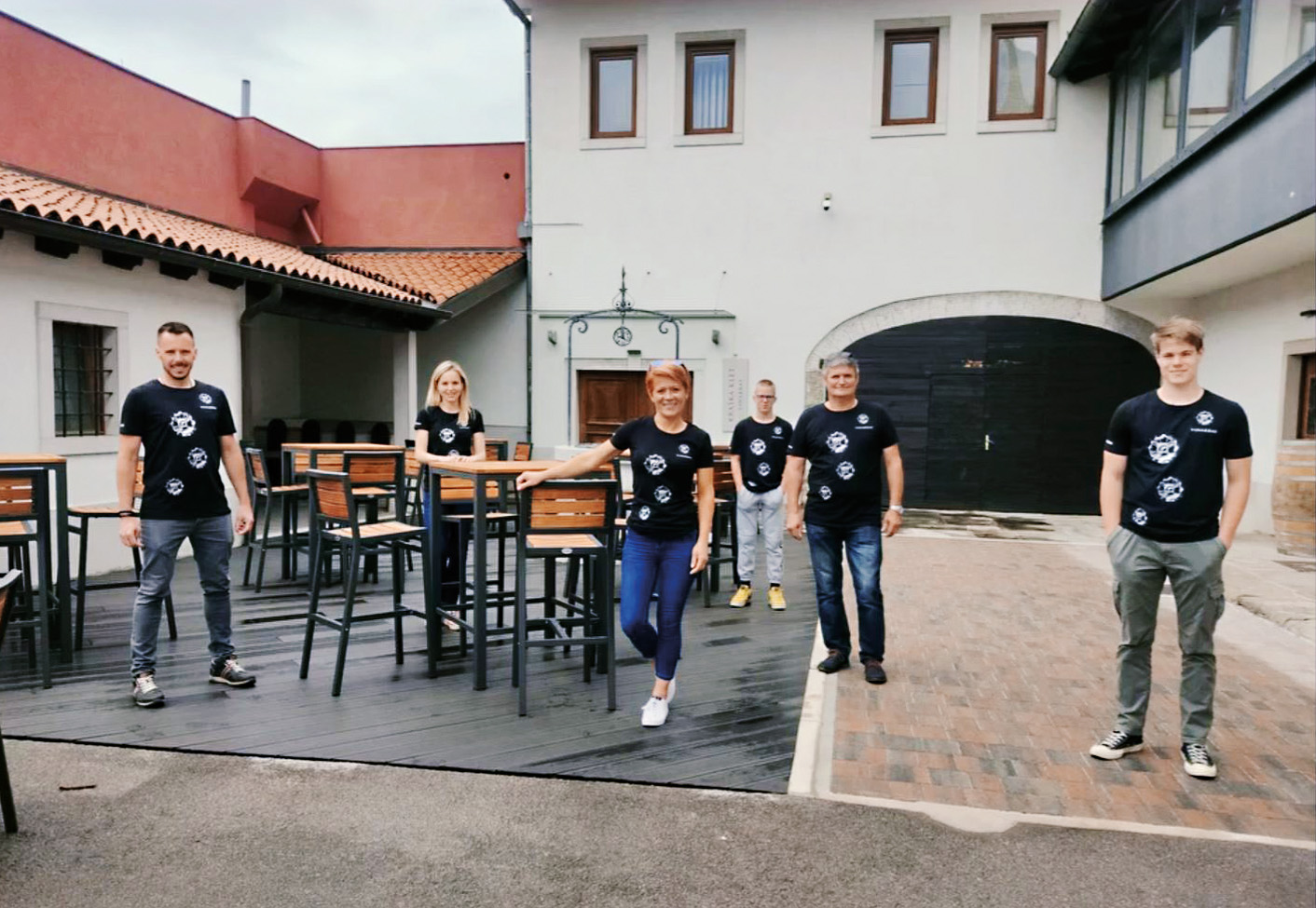 Ministrica z družino na Kraškem dvorišču zadruge Vinakras