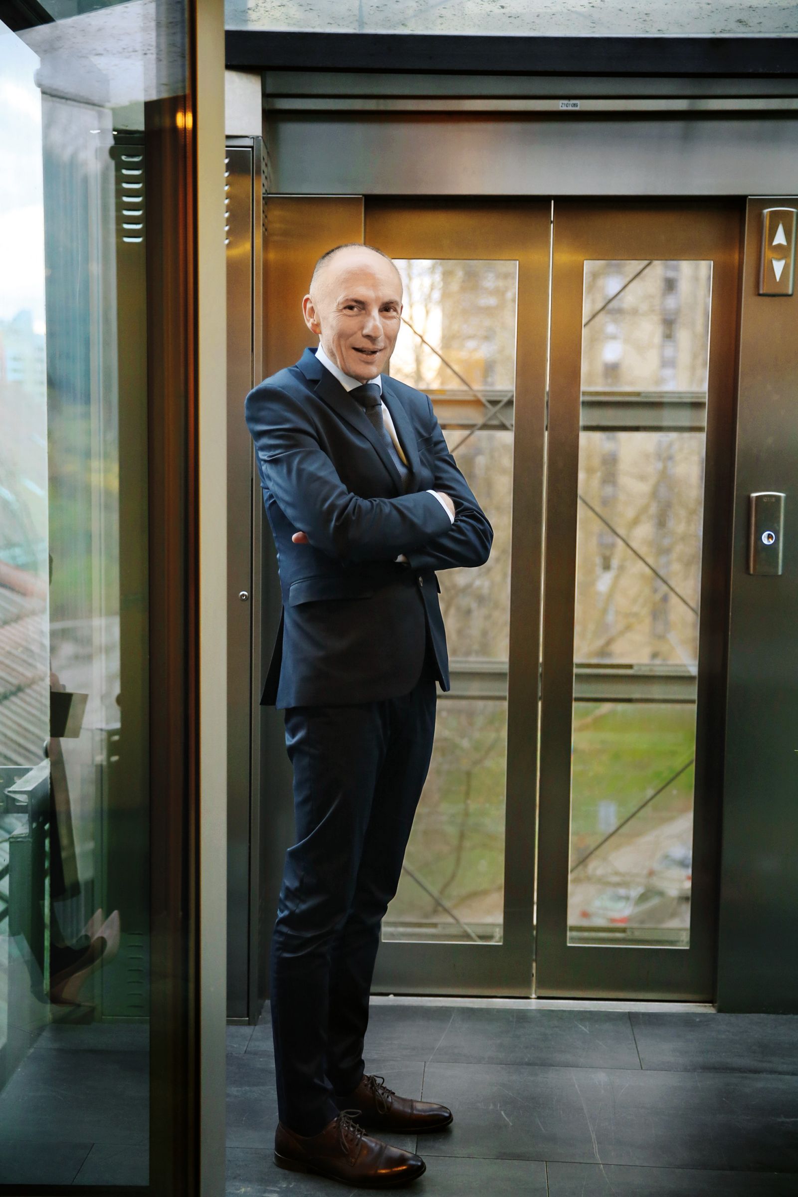 Značilen primer prostega radikala je nekdanji vodja maloprodaje v Mercatorju Aleš Šabeder. Ko je vladala SMC, je bil direktor ljubljanskega Kliničnega centra, v Šarčevi vladi pa je bil minister za zdravje in v tej vlogi aktivno rušil zdravstveno reformo pri vprašanju ukinitve dopolnilnega zdravstvenega zavarovanja, sedaj pa je postal predsednik nadzornega sveta državnega Telekoma. 