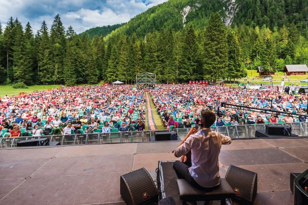 Sobotni koncert Luke Šulića na festivalu, ki poteka pri Belopeških ali Mangartskih jezerih, le nekaj minut od slovensko-italijanske meje 