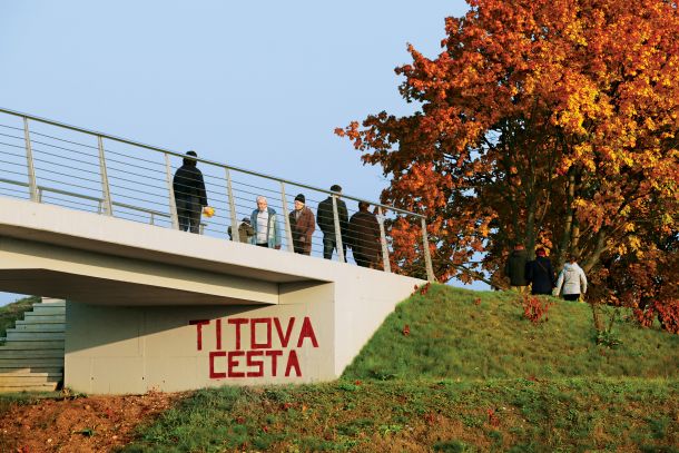 Grafit na mostu nad ljubljansko Štajersko cesto, ki naj bi se imenovala Titova, pa ustavno sodišče tega ni pustilo 
