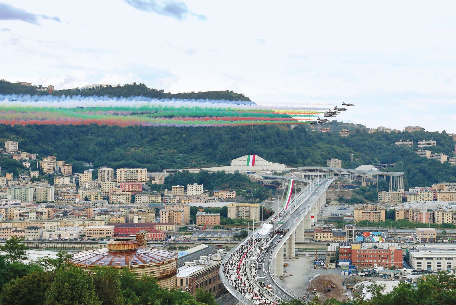 Akrobatska skupina italijanske vojske Frecce Tricolori v preletu nad novim mostom v Genovi. | Profimedia