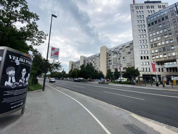 Plakatna akcija pred Mercatorjevo stolpnico