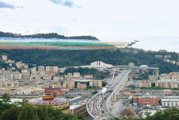 Akrobatska skupina italijanske vojske Frecce Tricolori v preletu nad novim mostom v Genovi.