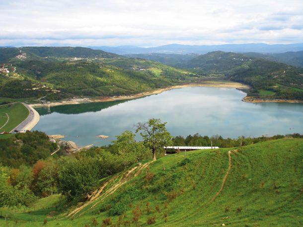 Akumulacijsko jezero Butoniga v bližini Motovuna na Hrvaškem v poletnih mesecih zagotavlja vodo tudi slovenski obali