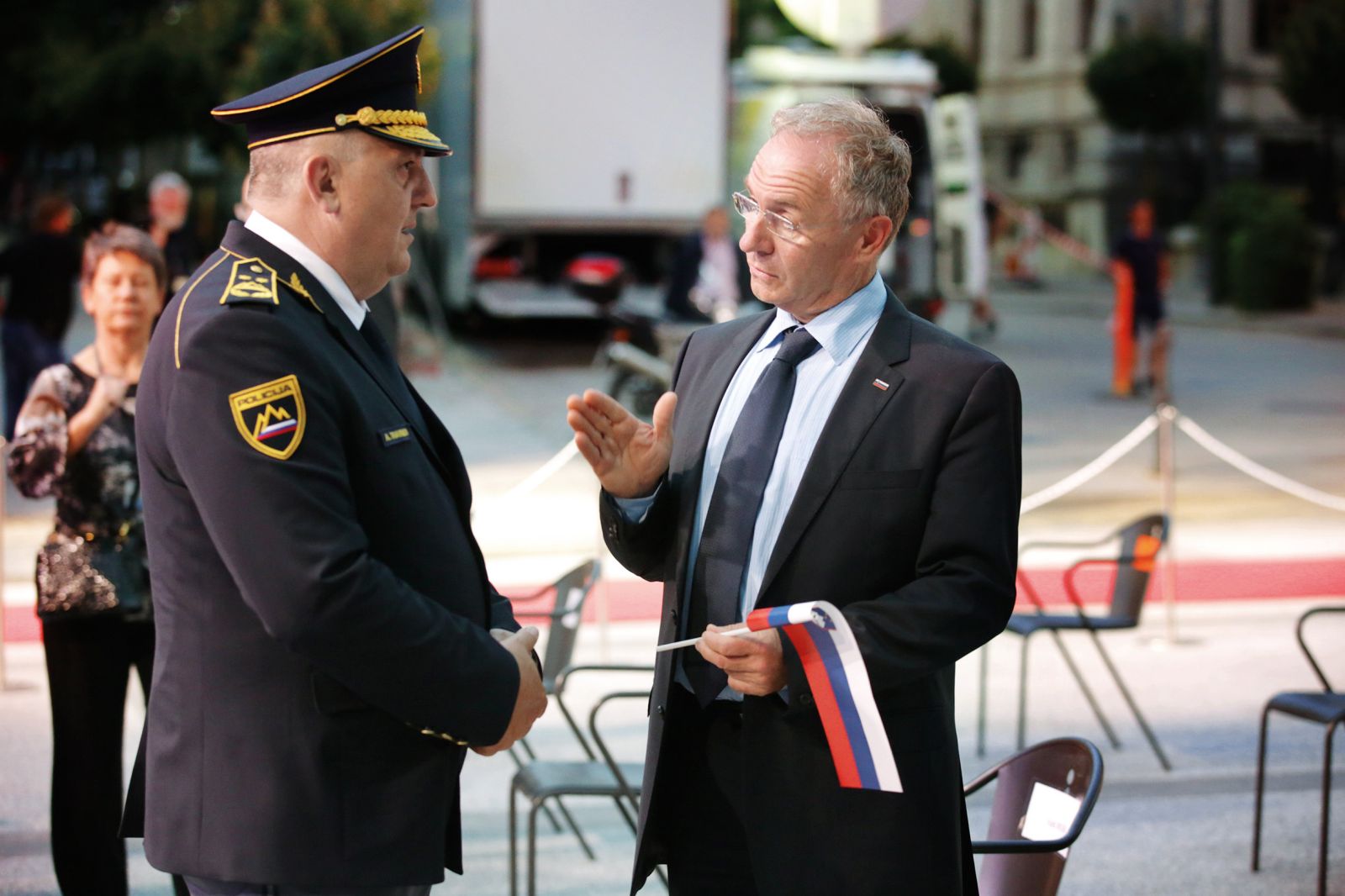 Hojs je zahteval revizijo za zadeve, ki so zelo pri srcu njegovi politični stranki, ker jih je, ali sprožila ona, ali misli, da ji bodo omogočile discipliniranje medijev, ali pa upa, da bo z njihovim ponovnim odpiranjem lažje utemeljevala uvoženo teorijo zarote o obstoju »globoke države«.