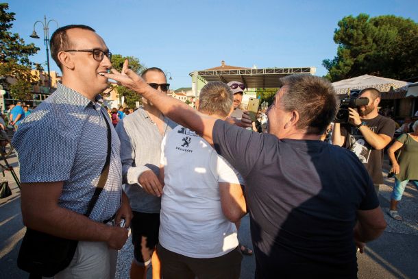 Ko je Ivan Gale prišel na petkov protest v Izolo, so ga najprej sprejeli prijateljsko, kasneje, med neposrednim vklopom v TV Dnevnik, pa ga je lokalni privrženec SDS verbalno napadel in odrinil. 