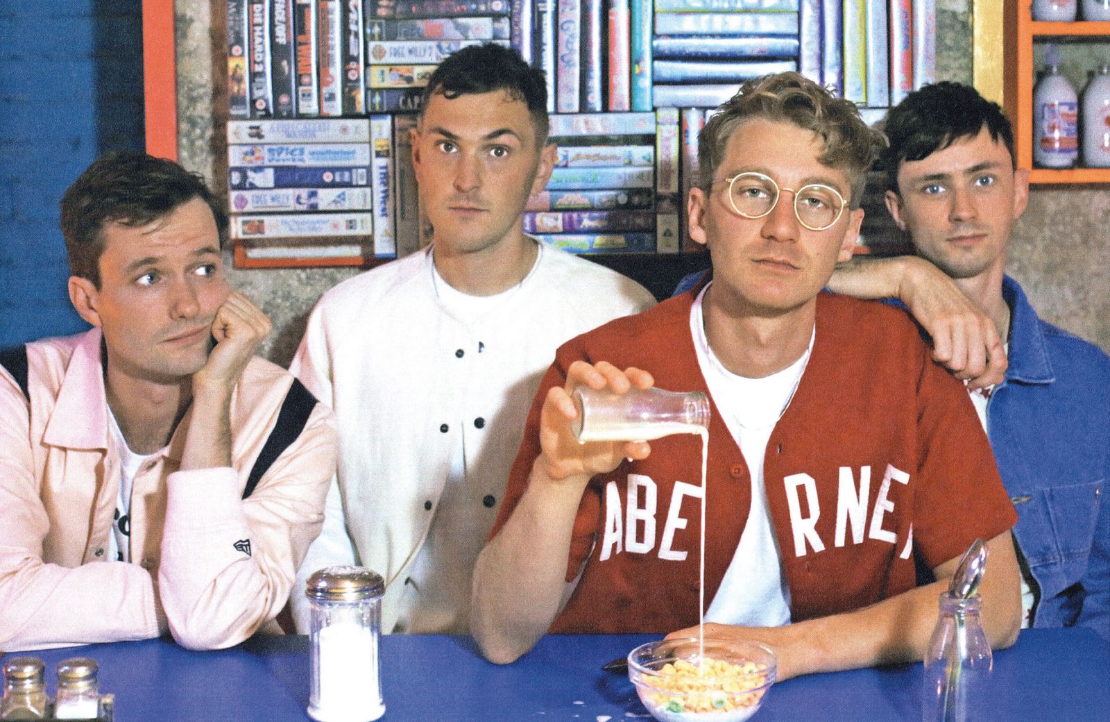 Skupina Glass Animals se z novo ploščo neuspešno trudi vključiti v aktualne tokove v popu