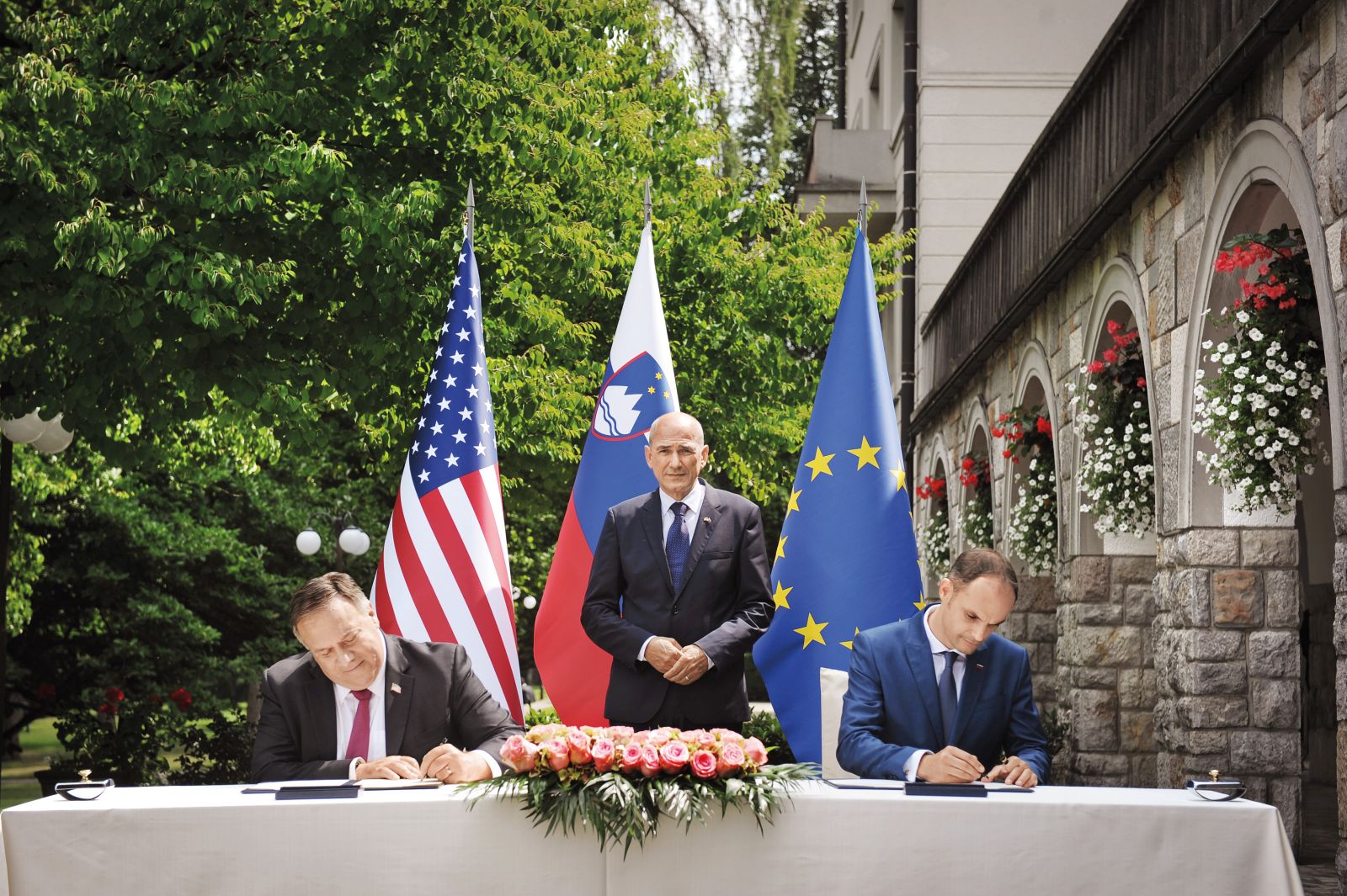 Podpis izjave o varnosti omrežij 5G, ki so odslej varna. Ameriški zunanji minister Mike Pompeo, predsednik vlade Janez Janša in zunanji minister Anže Logar. 13. avgust, Bled. | Uroš Abram