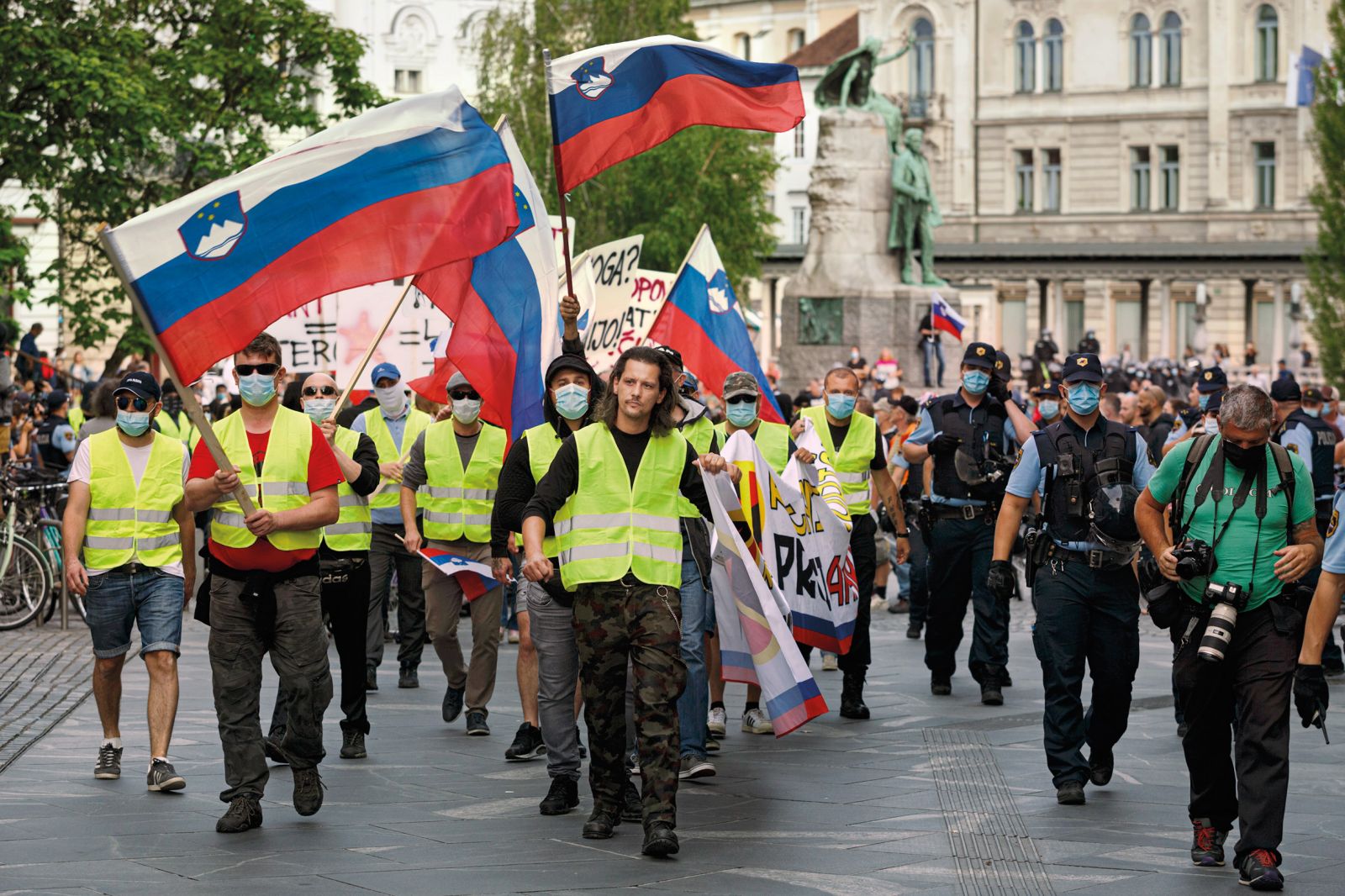 Umetno vsiljeni polarizaciji so na drugi strani v bran vladi stopili mladi desničarski skrajneži, samooklicani domoljubi, ki se dojemajo kot varuhi pristnega slovenskega izročila