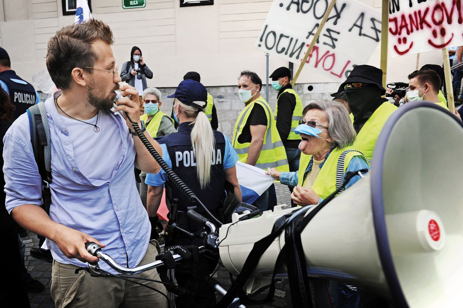 Ne gre za mesto proti vasi ali mlade proti starim; resnični konflikt je med vključujočo demokracijo in primitivno nestrpnostjo. Kam se s svojim kazanjem jezika protestniku Jašu Jenullu uvršča častitljiva pripadnica janšističnih »rumenih jopičev«, naj ugane vsak sam.