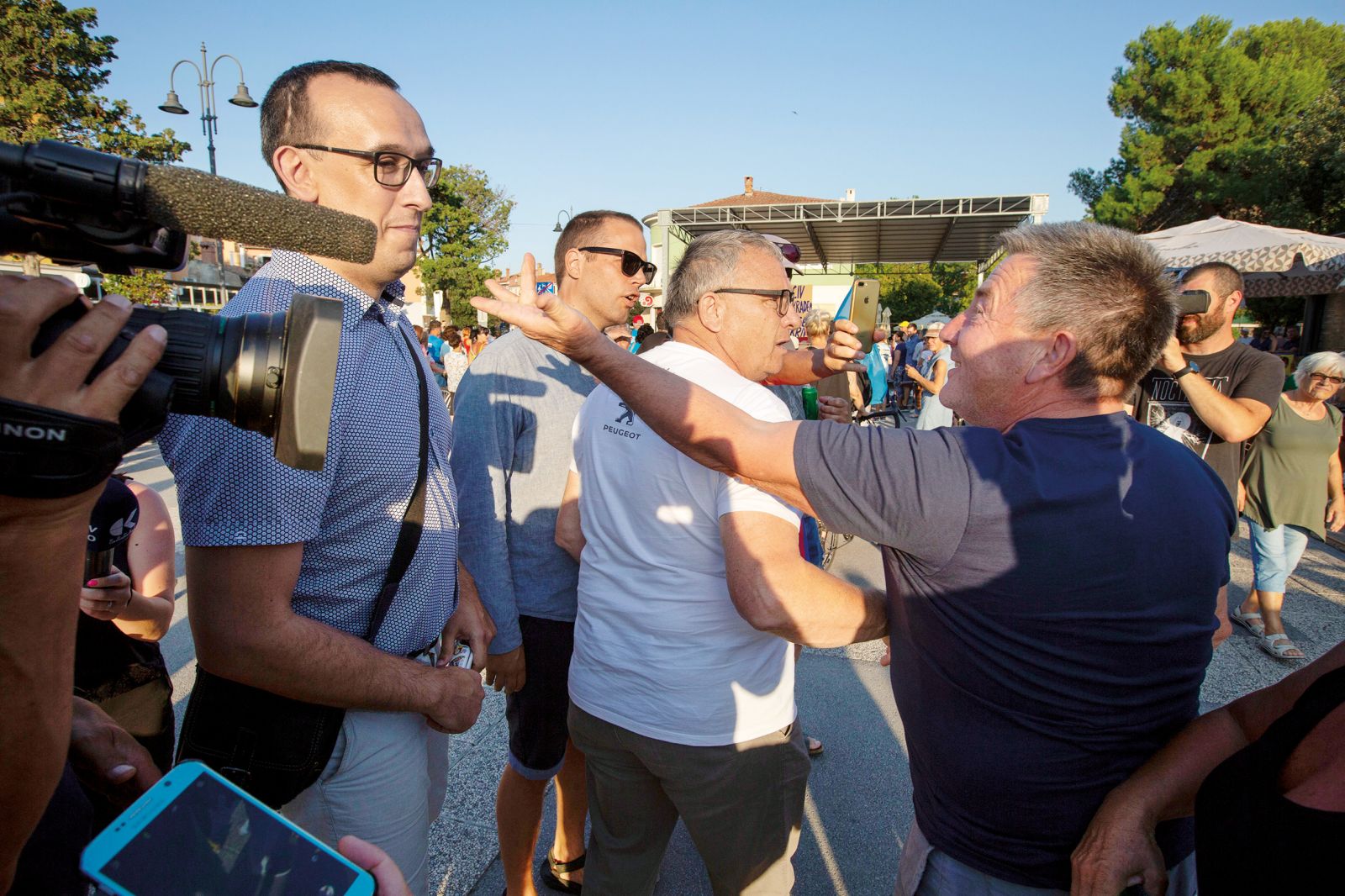 Žvižgač Ivan Gale je bil nedavno med dajanjem izjave za TV Slovenija tarča izpada skupine lokalnih podpornikov Janševe vlade. Med drugim so Galetu očitali, da na izolskem protestu nima kaj iskati, ker »je iz Ljubljane