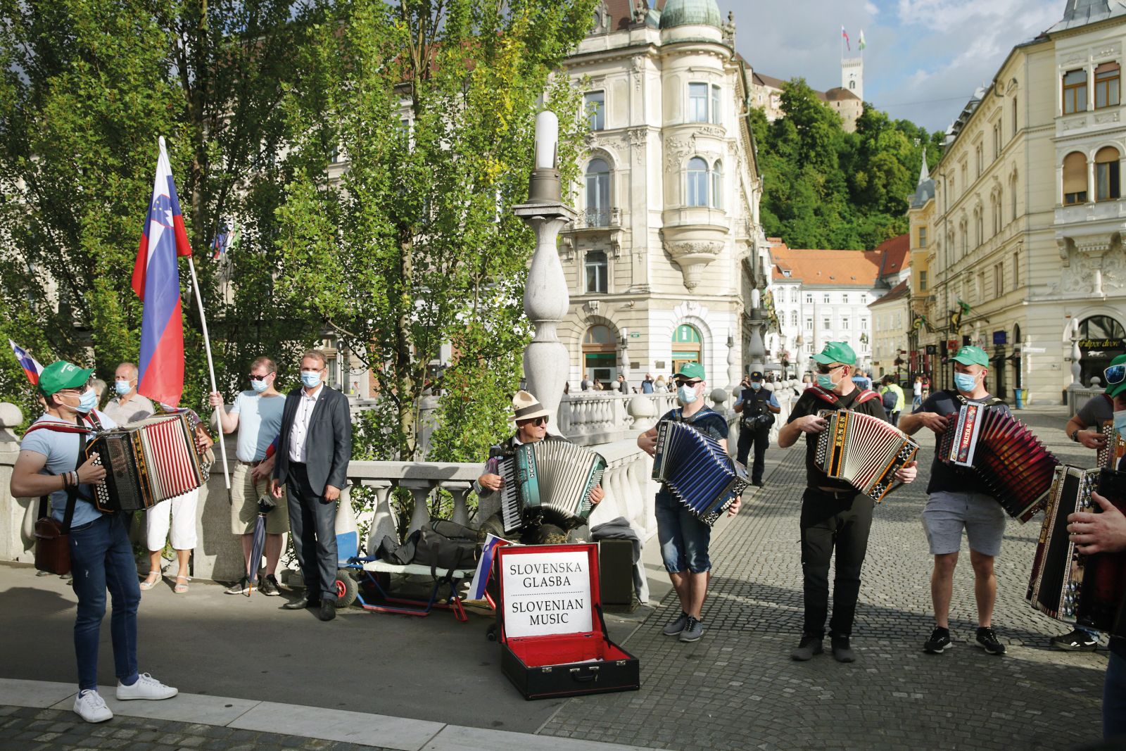 Najbolje je bila politična razsežnost razkola med mestom in vasjo vidna po incidentu med protijanševskim protestnikom in harmonikarjem na Prešernovem trgu v Ljubljani. »Domoljubi« so se nemudoma odzvali s pozivi k zbiranju harmonikarjev v središču prestolnice, s čimer naj bi izkazali predanost narodnozabavni glasbi kot temelju slovenstva. Podprl jih je tudi Janšev zaveznik, predsednik »kmečke« SLS Marjan Podobnik.