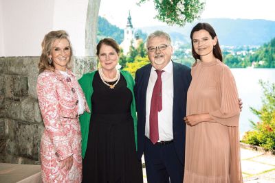Lynda C. Blanchard, ameriška veleposlanica, Susan Pompeo, Janez Fajfar, blejski župan (ki nas je, vole, pozimi preganjal z Bleda), in Urška Bačovnik Janša v Vili Bled