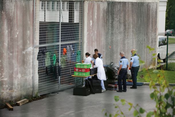 Čas kosila za zaprte tujce v Centru za tujce v Postojni. Hrano dobijo skozi nekaj centimetrsko režo v mreži, s katero so 24 ur na dan zaprti v opuščenem industrijskem objektu.