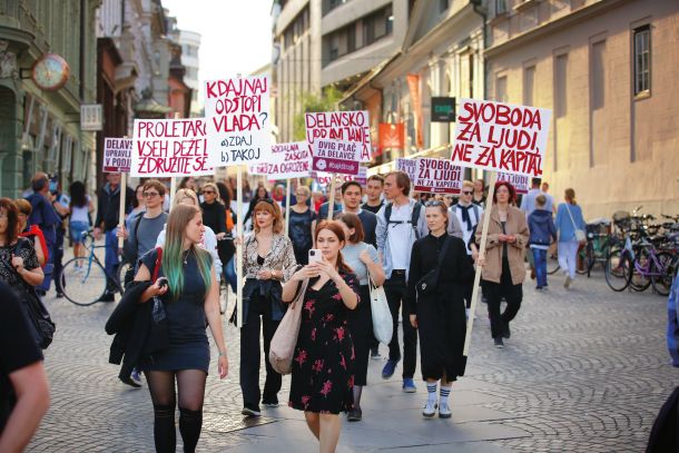 Umetno vsiljeni polarizaciji so na drugi strani v bran vladi stopili mladi desničarski skrajneži, samooklicani domoljubi, ki se dojemajo kot varuhi pristnega slovenskega izročila.