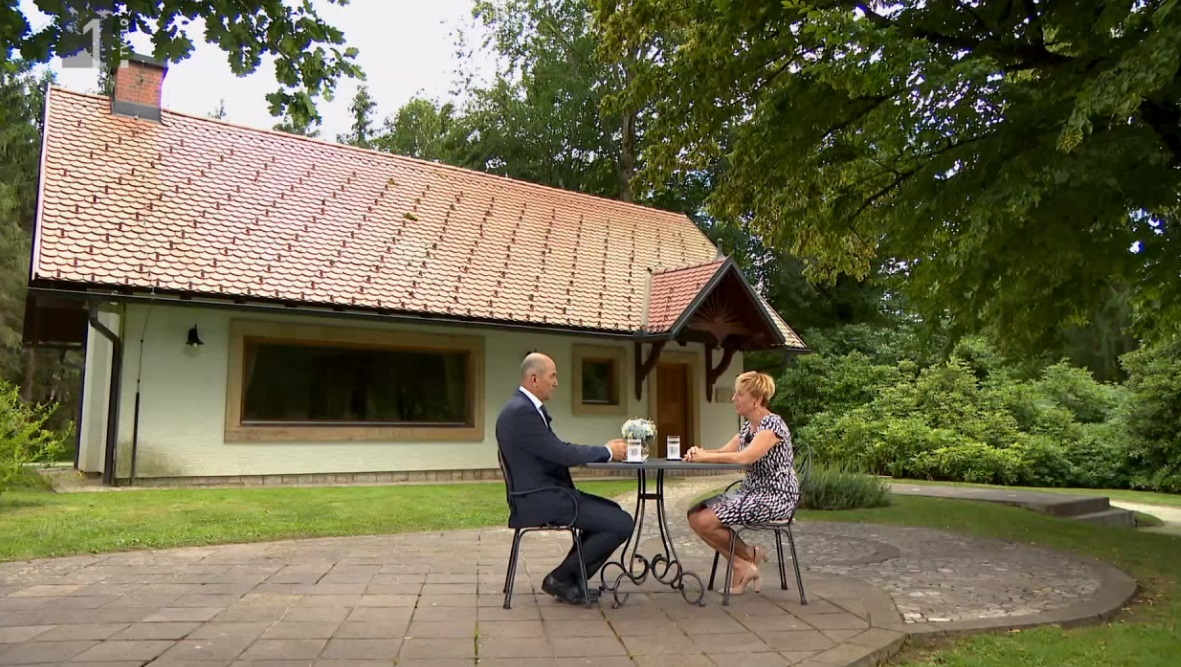 Premier Janša in novinarka Rosvita Pesek med pogovorom