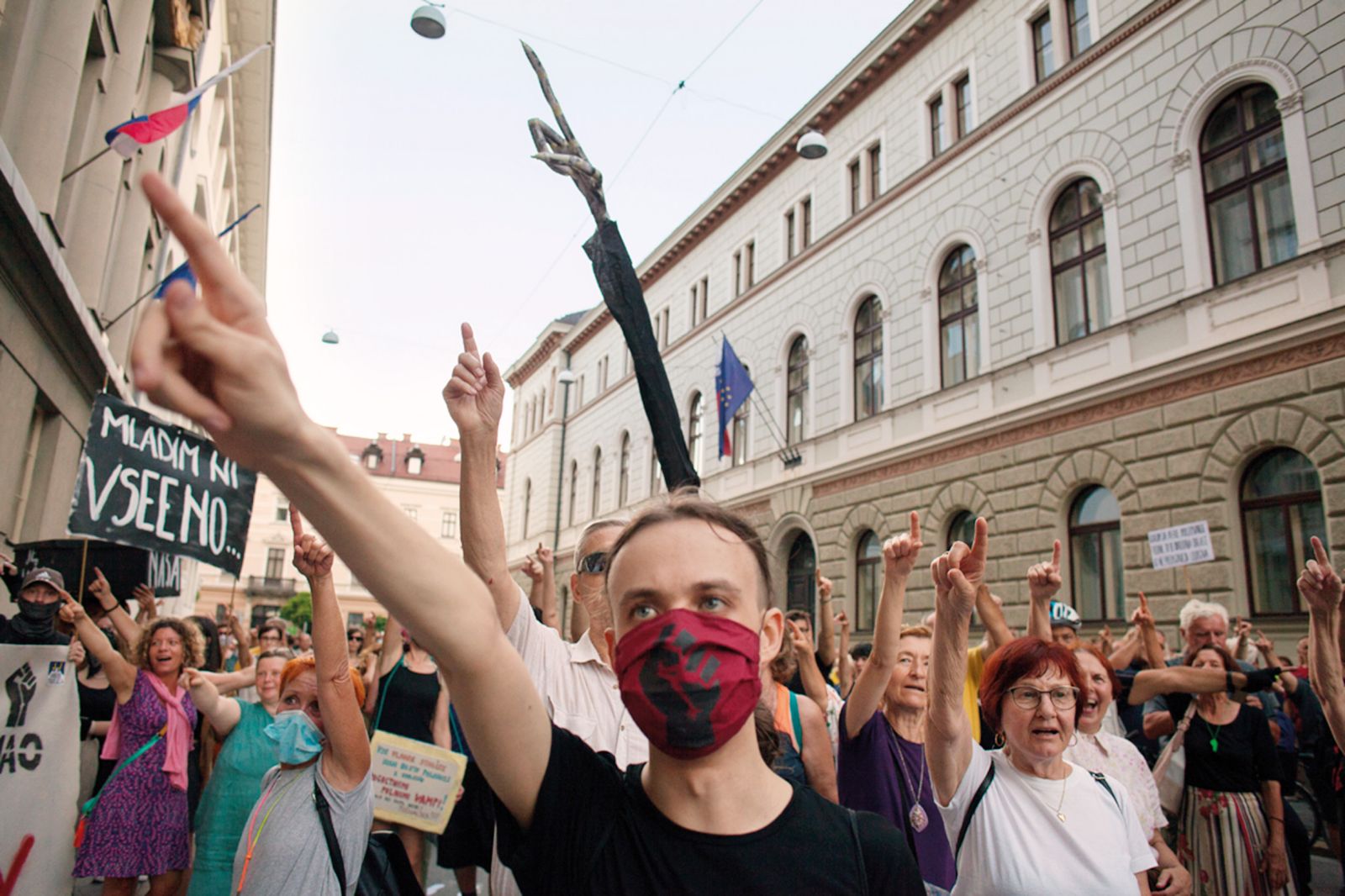 Na 18. protestu so zbrani uprli prst proti vladi in se vprašali, kdo razprodaja naravo in okolje, kdo žali in ponižuje lastno prebivalstvo, kdo uničuje svobodo medijev, kdo rožlja z orožjem in se zapleta v nove orožarske posle, kdo služi s koruptivnimi posli, kdo se spogleduje s fašizmom, kdo je očistil svoje vile in potem razglasil karanteno, kdo odpušča strokovnjake in nastavlja politične podtaknjence, kdo ustrahuje protestnike in protestnice, kdo bi rad starostnike strpal v kontejnerje, kdo širi sovraštvo do migrantov … Odgovor na ta in na mnoga druga podobna vprašanje je bil le eden. »Vlada!«.