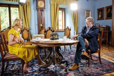 Igor Bavčar in Mojca Pašek Šetinc med intervjujem na gradu Snežnik, avgust 2020