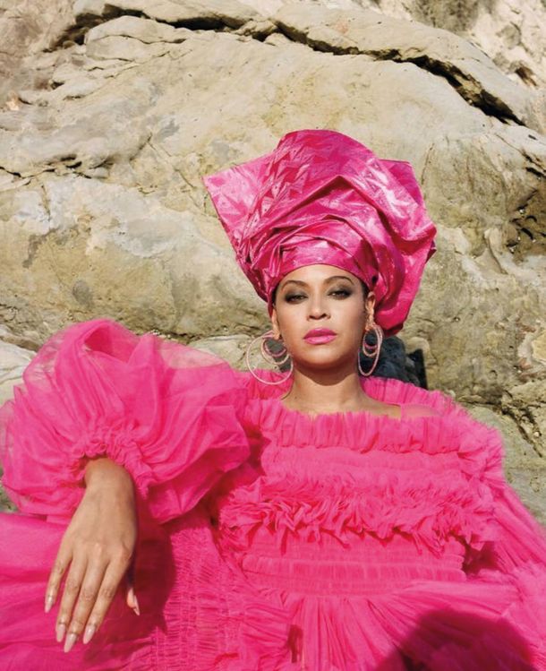 Rožnata obleka, ki jo Beyoncé nosi v videu za skladbo Water, je delo londonske oblikovalke Molly Goddard.