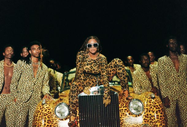 Eden od mnogih osupljivih prizorov iz Beyoncéjine visokoproračunske vizualne poslastice Black is King, ki jo je glasbenica posvetila Afriki; vendar pa kvazitradicionalne noše, kot je leopardje krzno, po mnenju nekaterih kritičnih očes le reproducirajo zahodnjaške stereotipe o tem kontinentu.