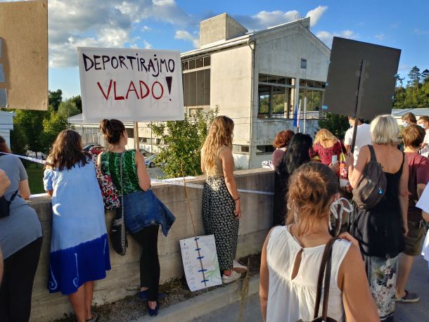 Atomska bomba ljubezni usmerjena proti beguncem. Pri dekletih zajetih v hrbet ganljivo globoko sevanje ”je ne sais quoi” med globokimi kriki sočutja